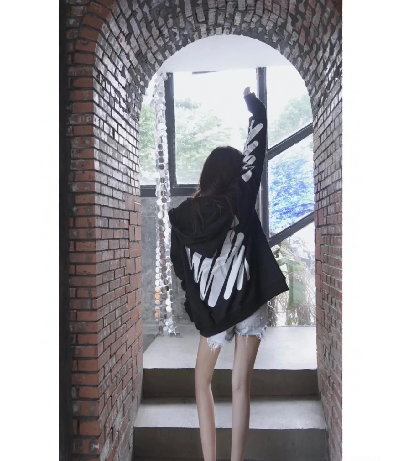 [New] Top tested version OFF-WHITE OW black and white graffiti brush wavy pattern zebra crossing ECG men's and women's loose T-shirt men's and women's same style hoodie sweatshirt After the ECG series, the tiger stripe pattern appears again. This may be another simple and luxurious new model after the merger with LV. Awesome black and white color scheme, new artistic derivation of signature elements, and simple fashion style is remarkable. Small dropped shoulders, slightly wide style, suitable for both men and women.  Imported glue technology, extremely strong. 21 brand new washable collar label tags, customized one to one. The fabric is 480g double-ply double-yarn terry fabric, which is full of drape and smooth to the touch. A must-have for fall and winter!  Color: Black Size: XS-L P:390